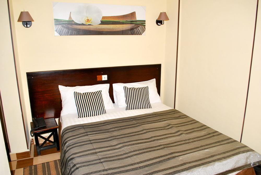 Yaahot Hotel Yaoundé Buitenkant foto