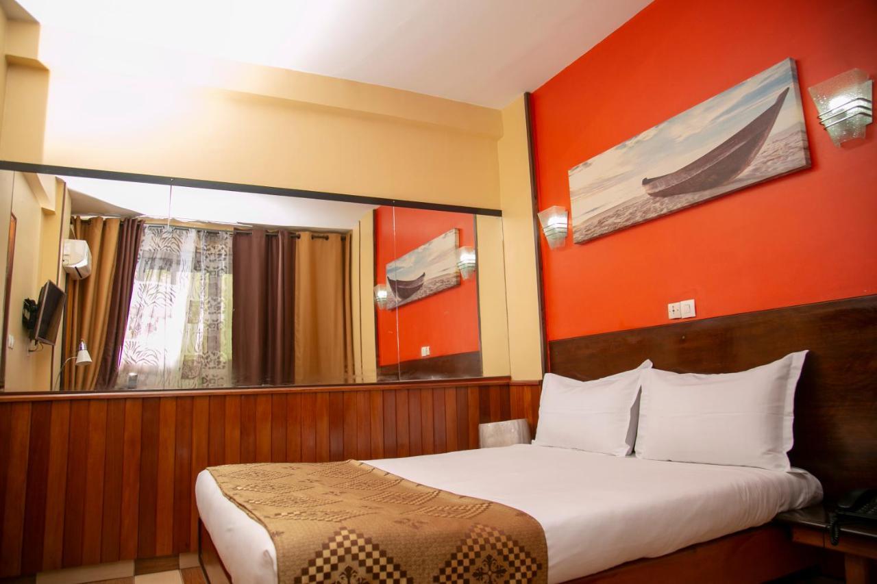 Yaahot Hotel Yaoundé Buitenkant foto