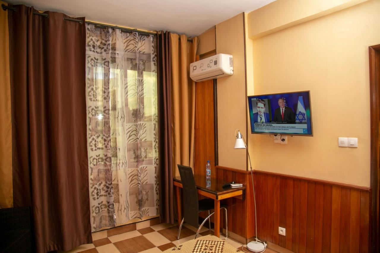 Yaahot Hotel Yaoundé Buitenkant foto