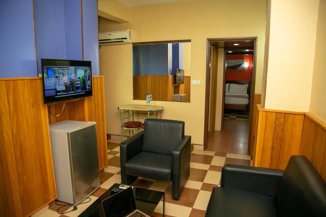 Yaahot Hotel Yaoundé Buitenkant foto