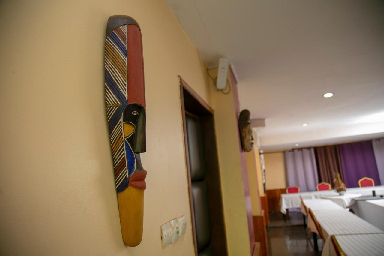 Yaahot Hotel Yaoundé Buitenkant foto