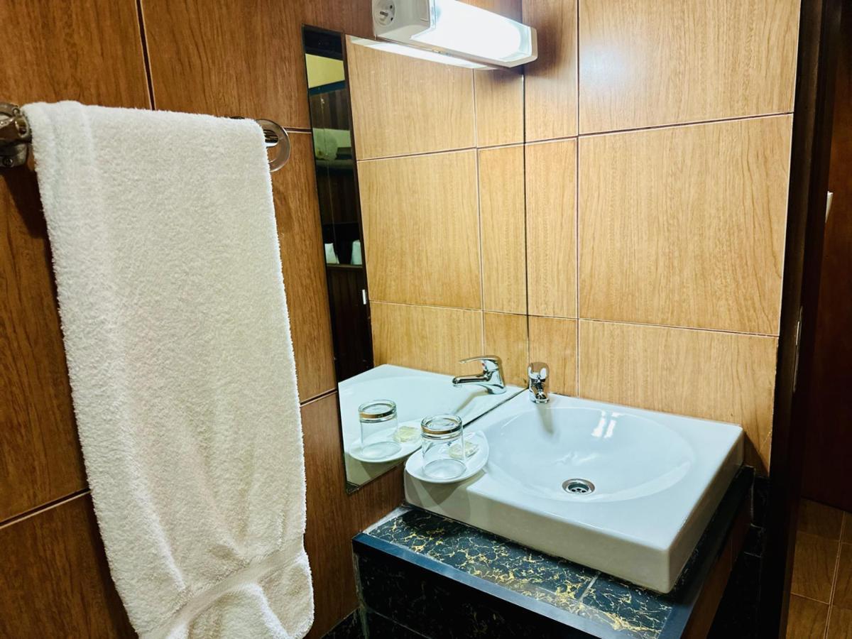 Yaahot Hotel Yaoundé Buitenkant foto