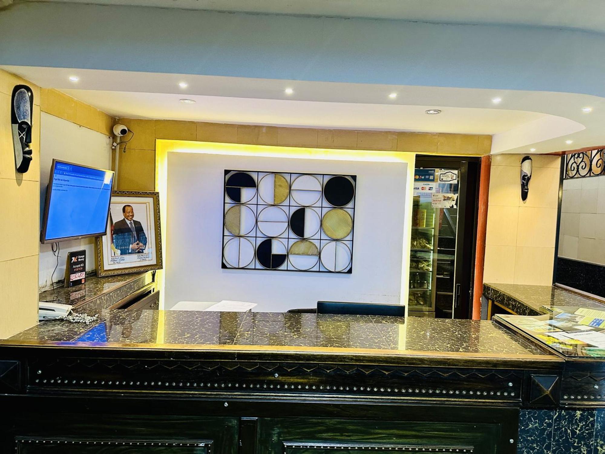 Yaahot Hotel Yaoundé Buitenkant foto