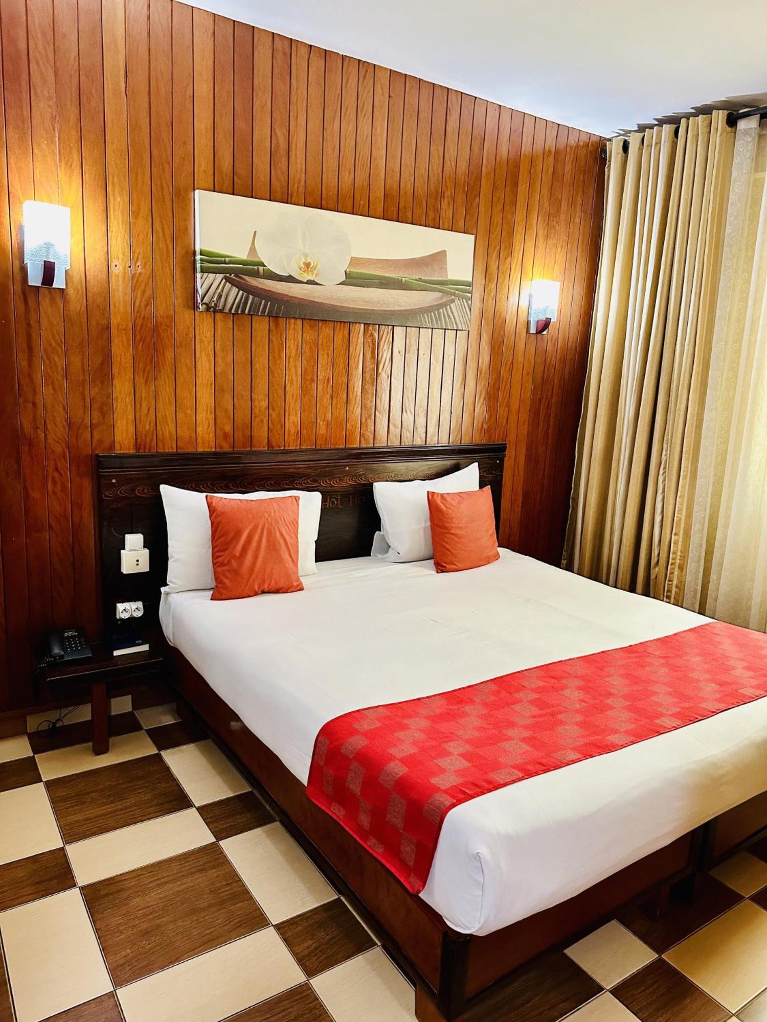 Yaahot Hotel Yaoundé Buitenkant foto