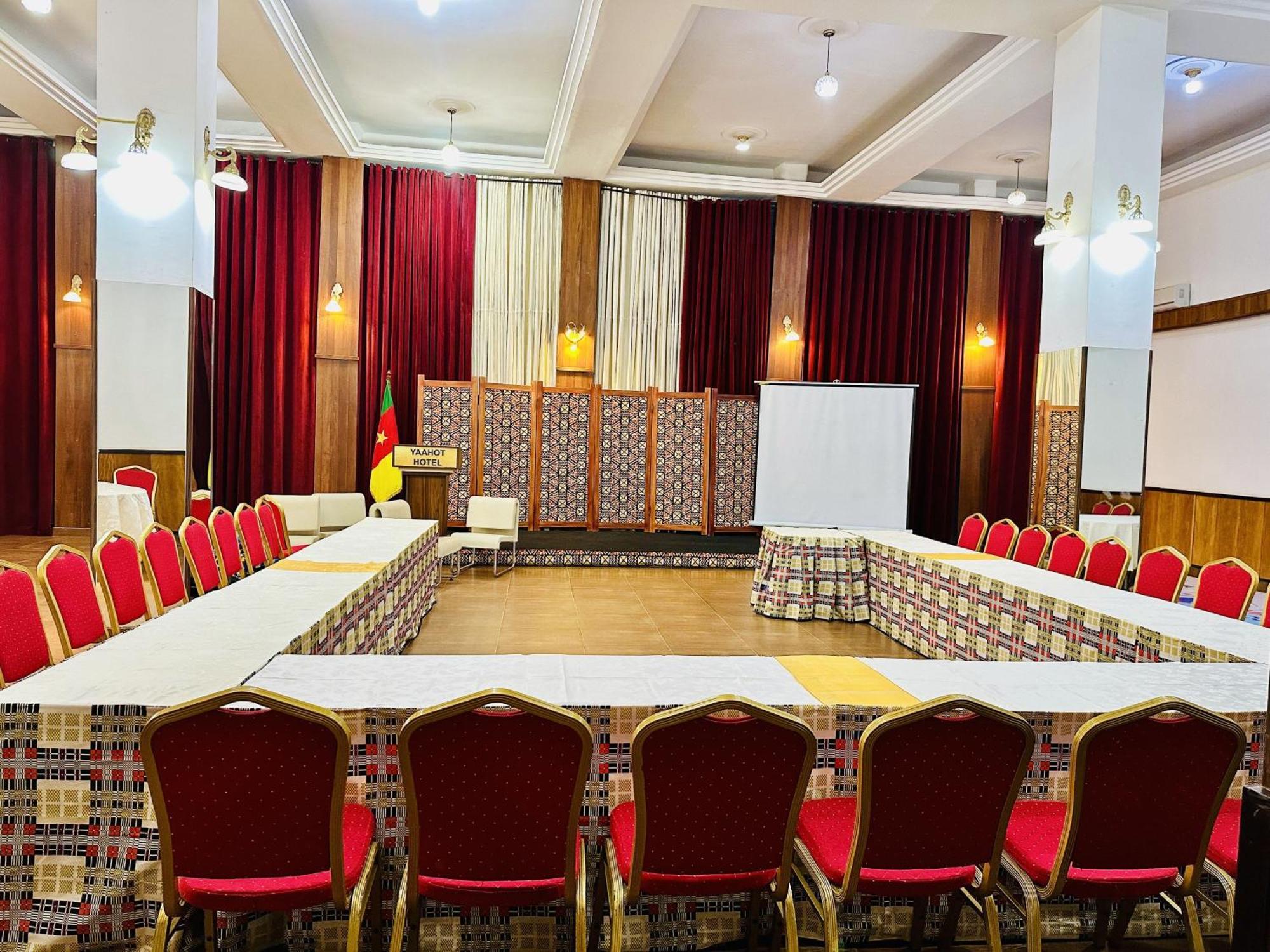 Yaahot Hotel Yaoundé Buitenkant foto