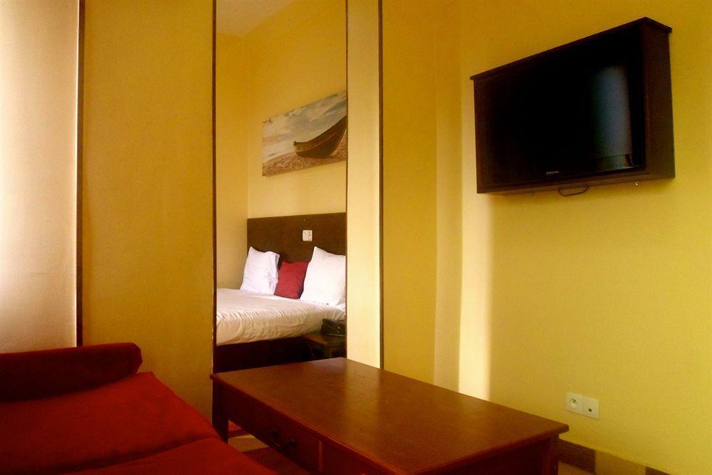 Yaahot Hotel Yaoundé Buitenkant foto