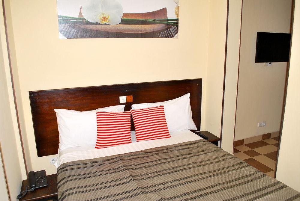 Yaahot Hotel Yaoundé Buitenkant foto