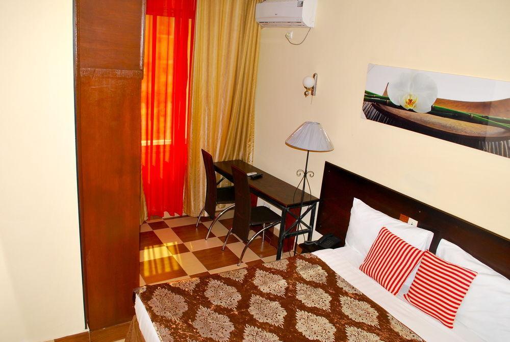 Yaahot Hotel Yaoundé Buitenkant foto