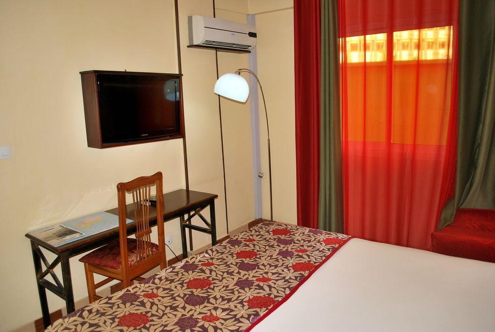 Yaahot Hotel Yaoundé Buitenkant foto