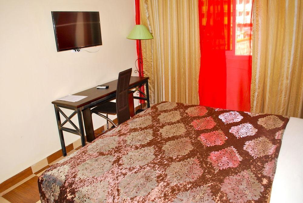 Yaahot Hotel Yaoundé Buitenkant foto