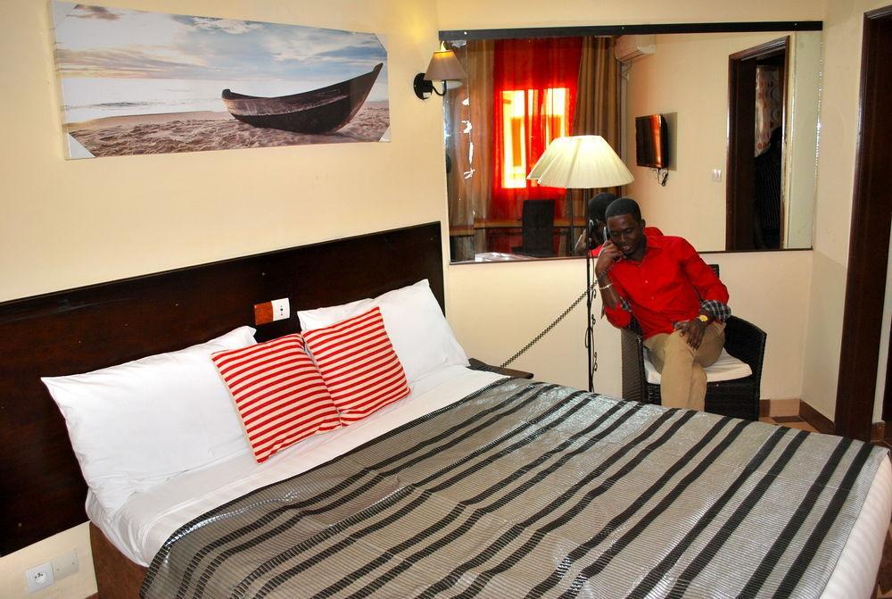 Yaahot Hotel Yaoundé Buitenkant foto