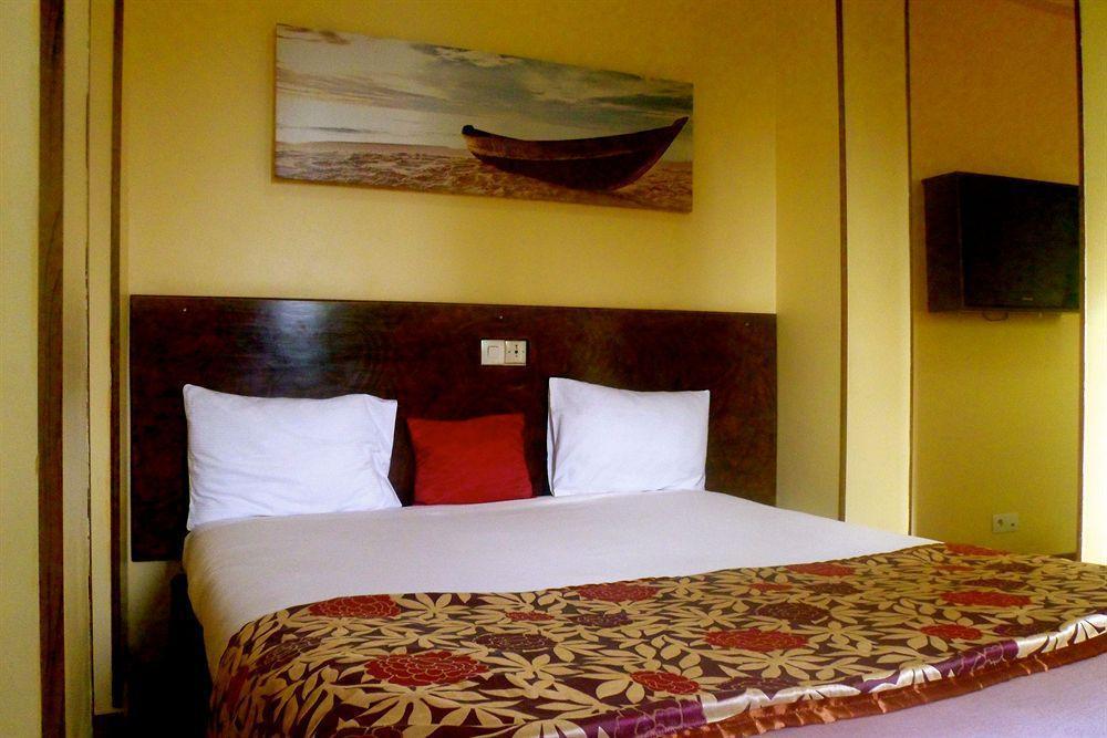 Yaahot Hotel Yaoundé Buitenkant foto