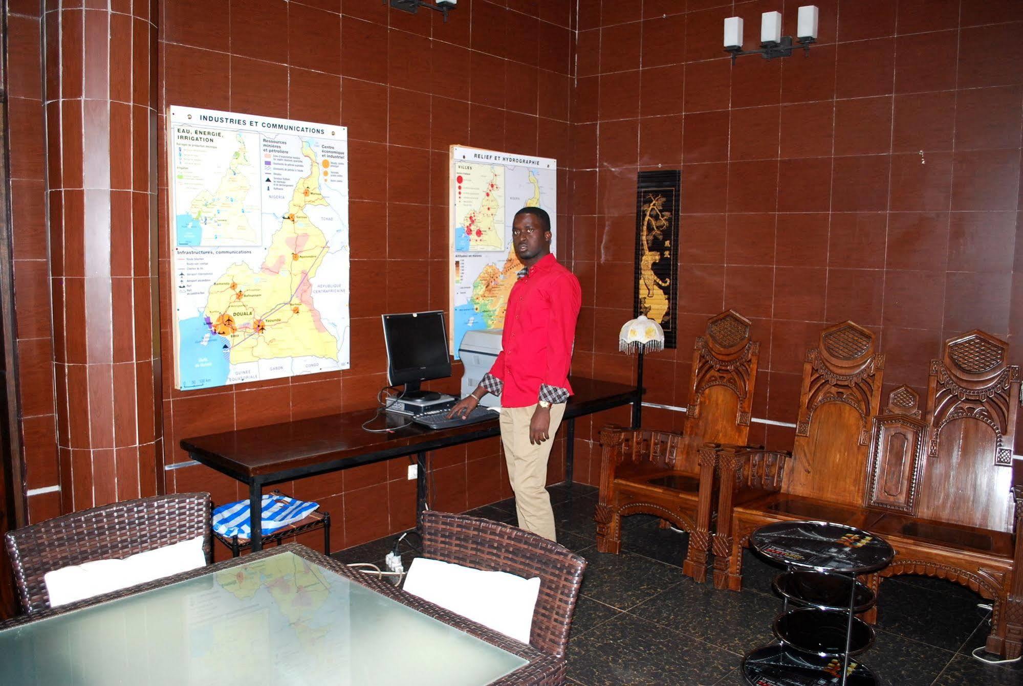 Yaahot Hotel Yaoundé Buitenkant foto