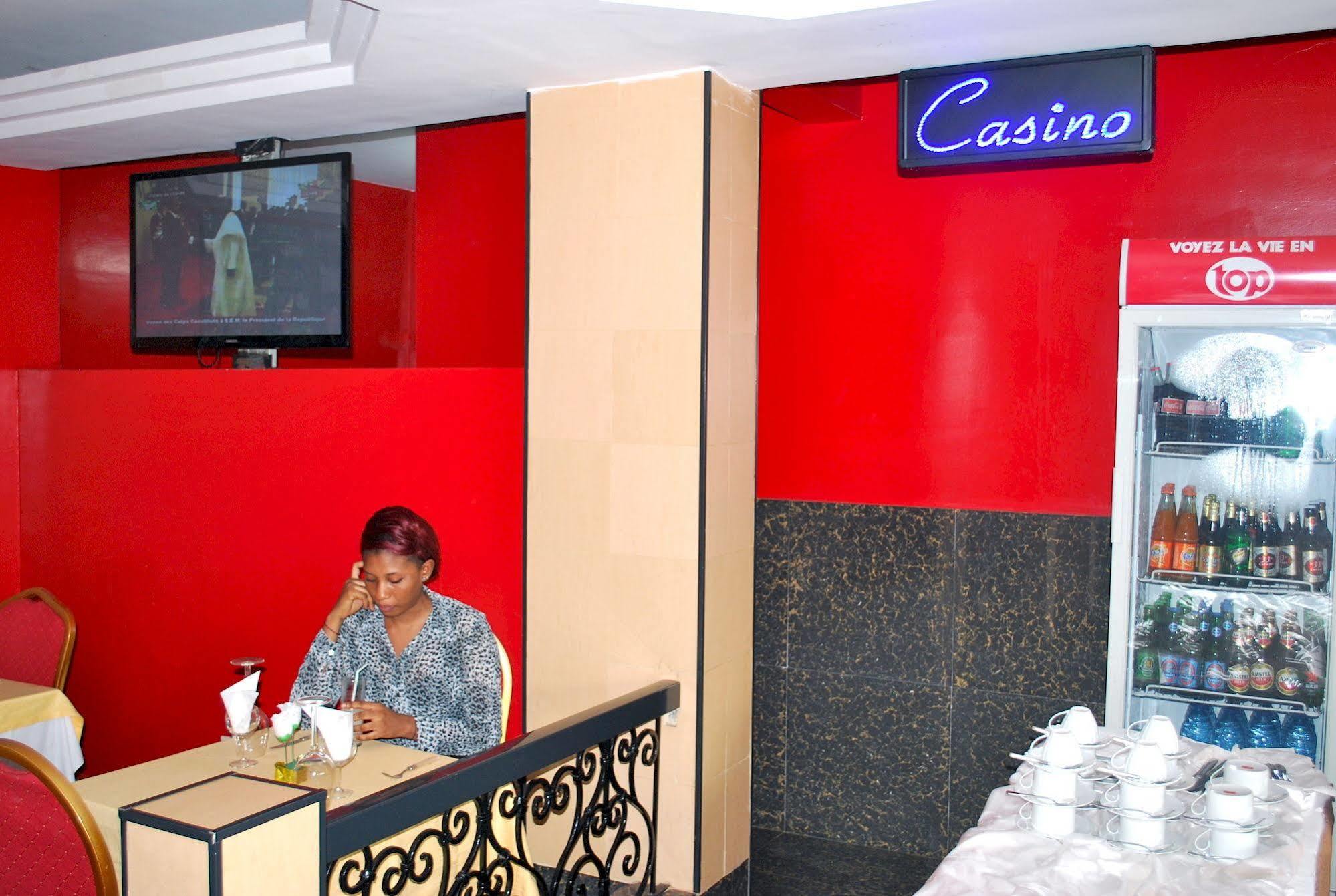 Yaahot Hotel Yaoundé Buitenkant foto