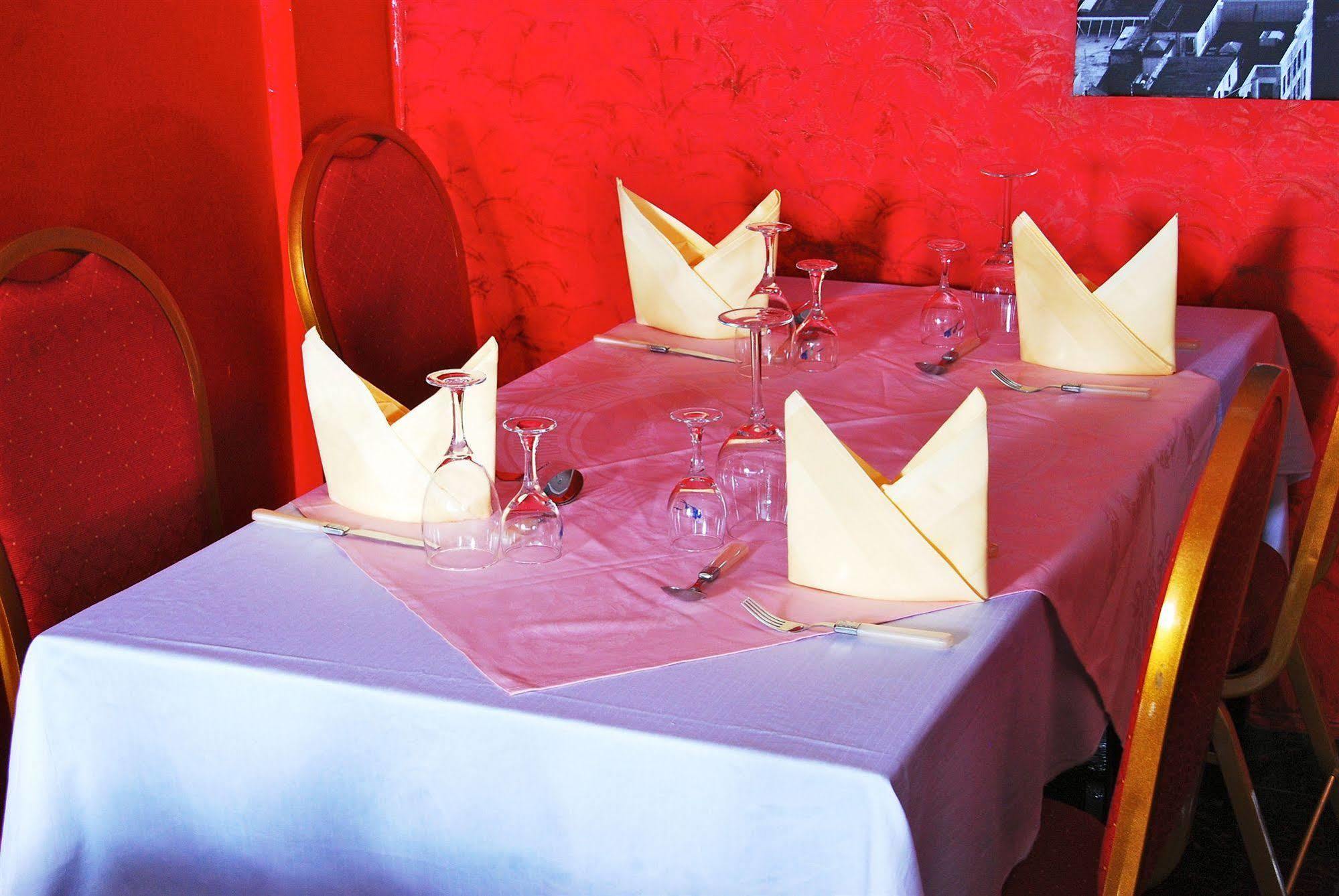 Yaahot Hotel Yaoundé Buitenkant foto