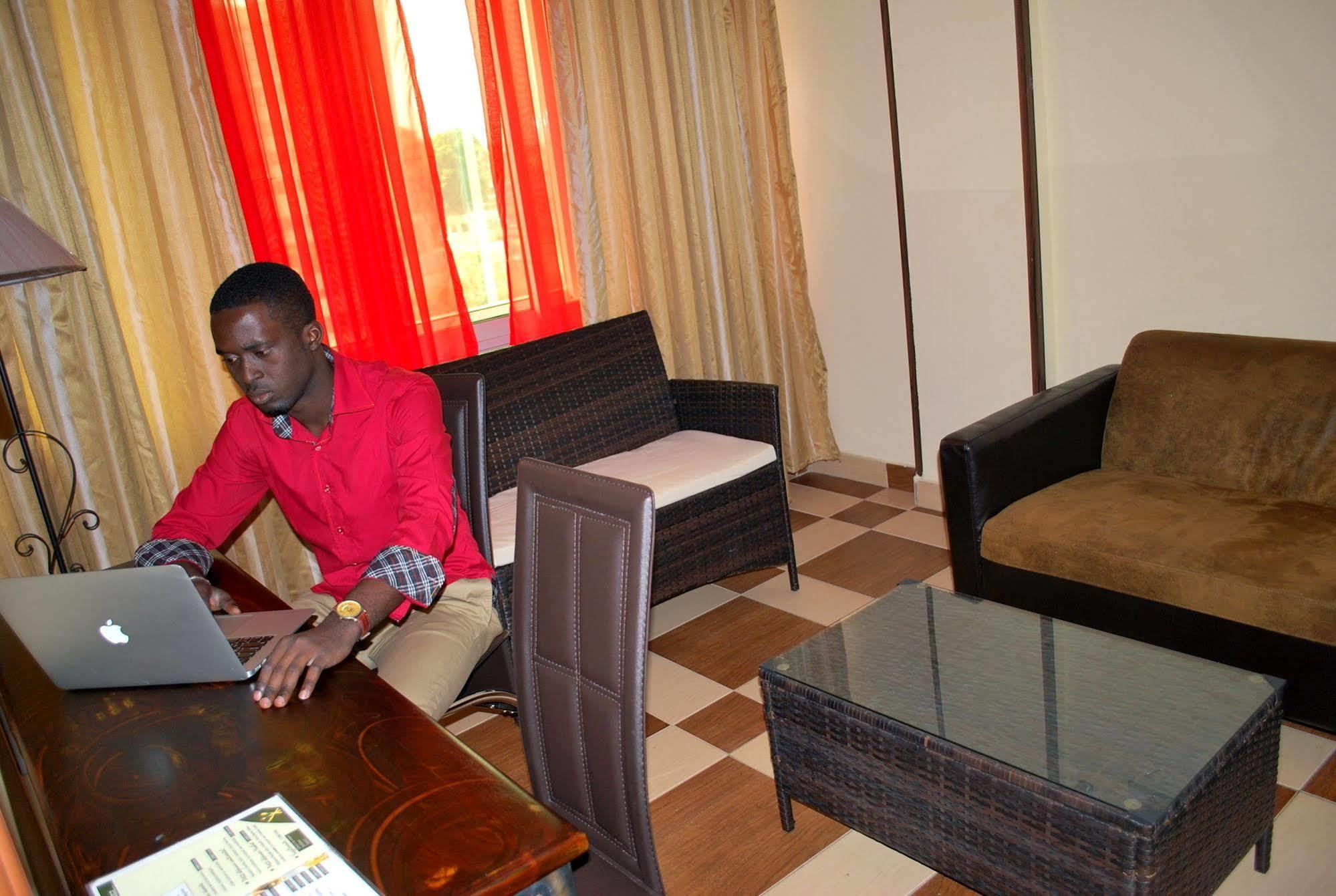 Yaahot Hotel Yaoundé Buitenkant foto