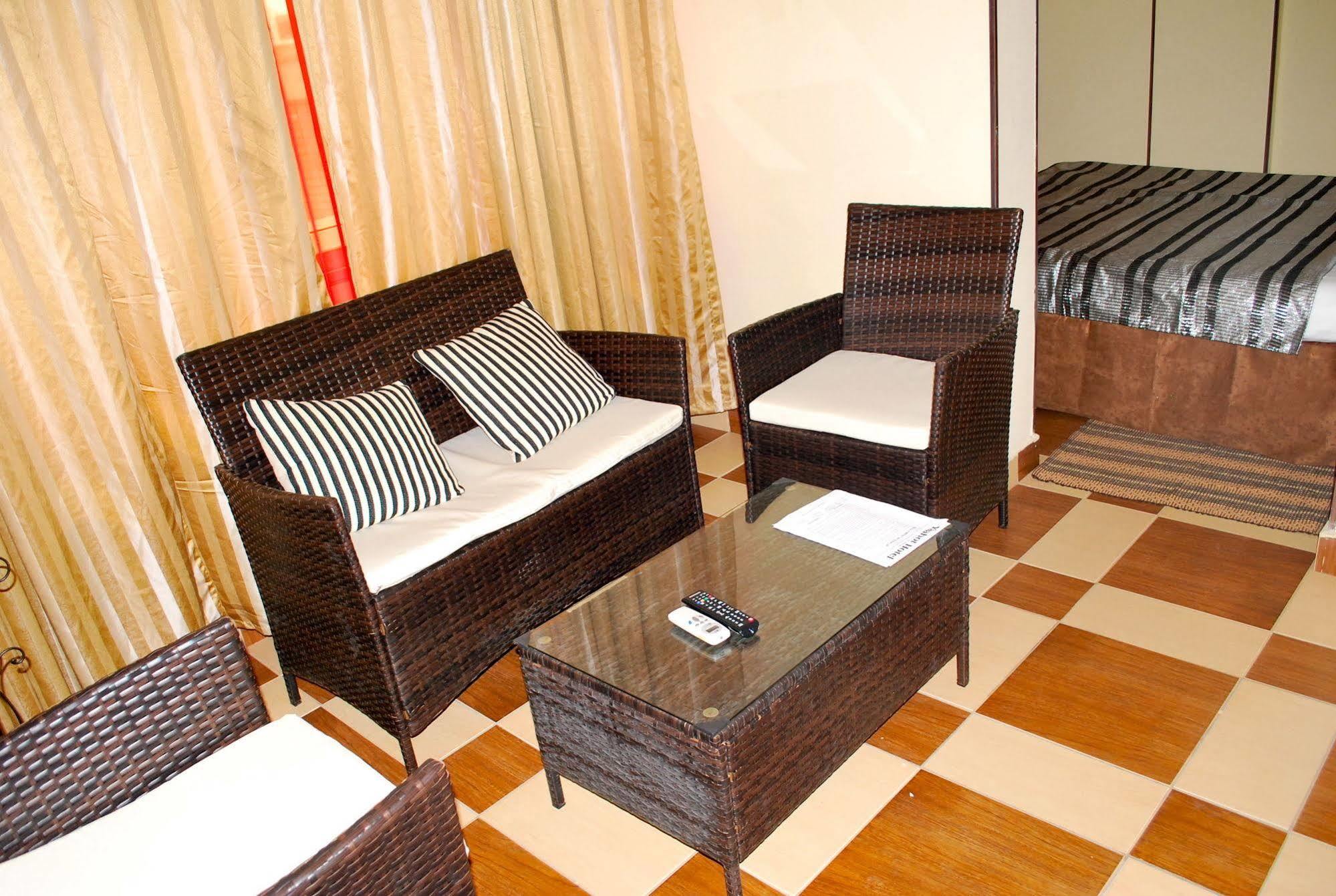 Yaahot Hotel Yaoundé Buitenkant foto