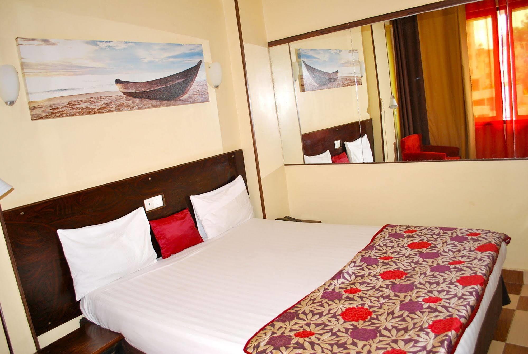 Yaahot Hotel Yaoundé Buitenkant foto