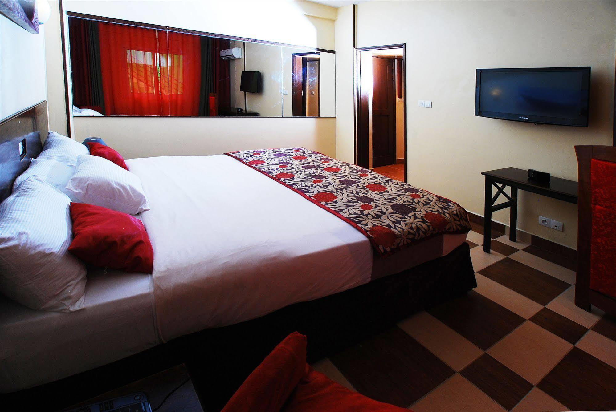 Yaahot Hotel Yaoundé Buitenkant foto